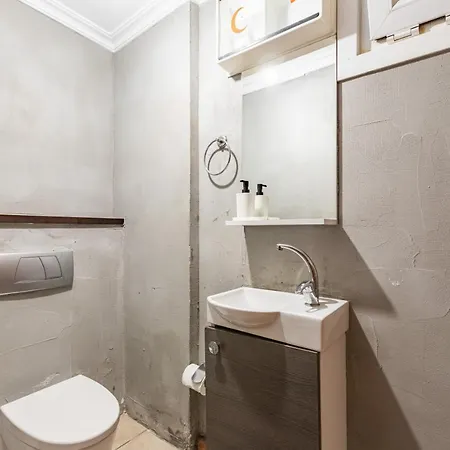 Delightful Flat With Bosphorus View In Kuzguncuk Διαμέρισμα *