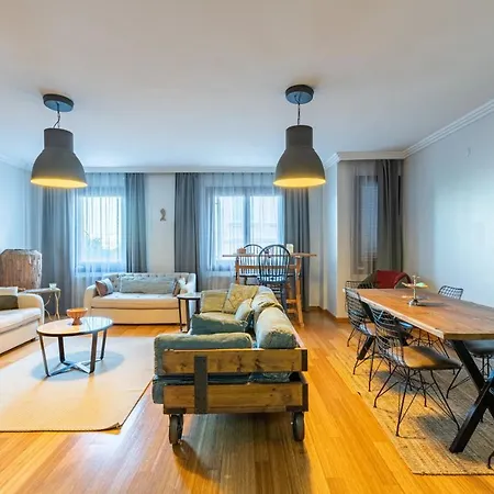 Delightful Flat With Bosphorus View In Kuzguncuk Διαμέρισμα