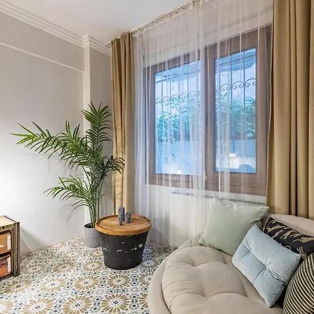 Delightful Flat With Bosphorus View In Kuzguncuk Διαμέρισμα